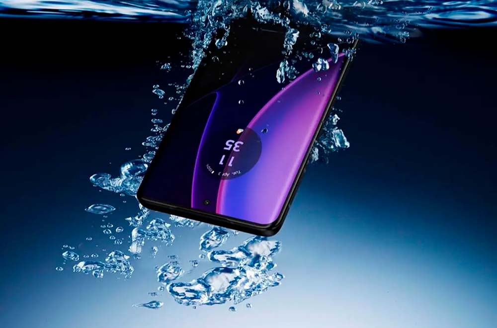 Motorola Edge 50 Pro en agua