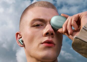 Chico con los OnePlus Buds 4