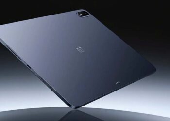 OnePlus Pad 3 de color gris con fondo