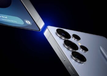 Samsung Galaxy S25 Ultra con fondo negro