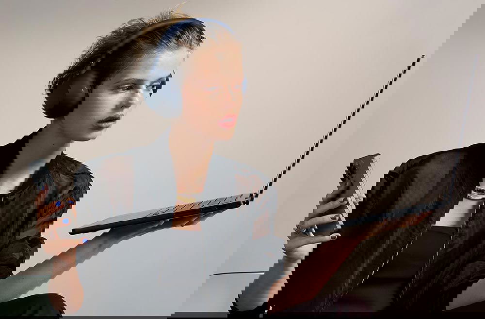 Chica con los Sony WH-1000XM6