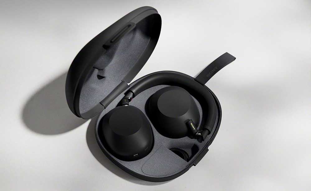 Sony WH-1000XM6 en su funda