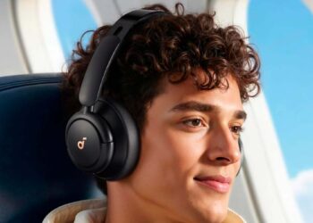 Chico con los Soundcore Life Q30