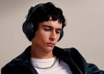 Chico utilizando los auriculares Sony WH-1000XM6