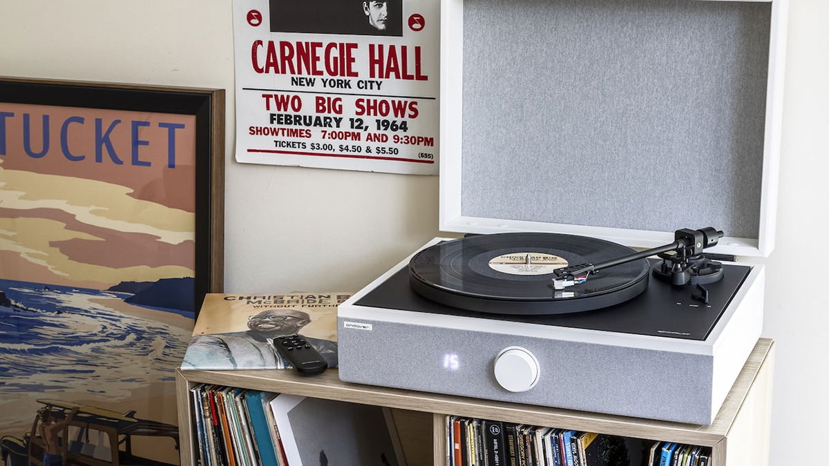 Andover Audio presenta SpinPlay, un moderno tocadiscos todo en uno que redefine el valor y la simplicidad