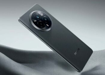 realme 14 Pro 5G de color negro e imagen de fondo