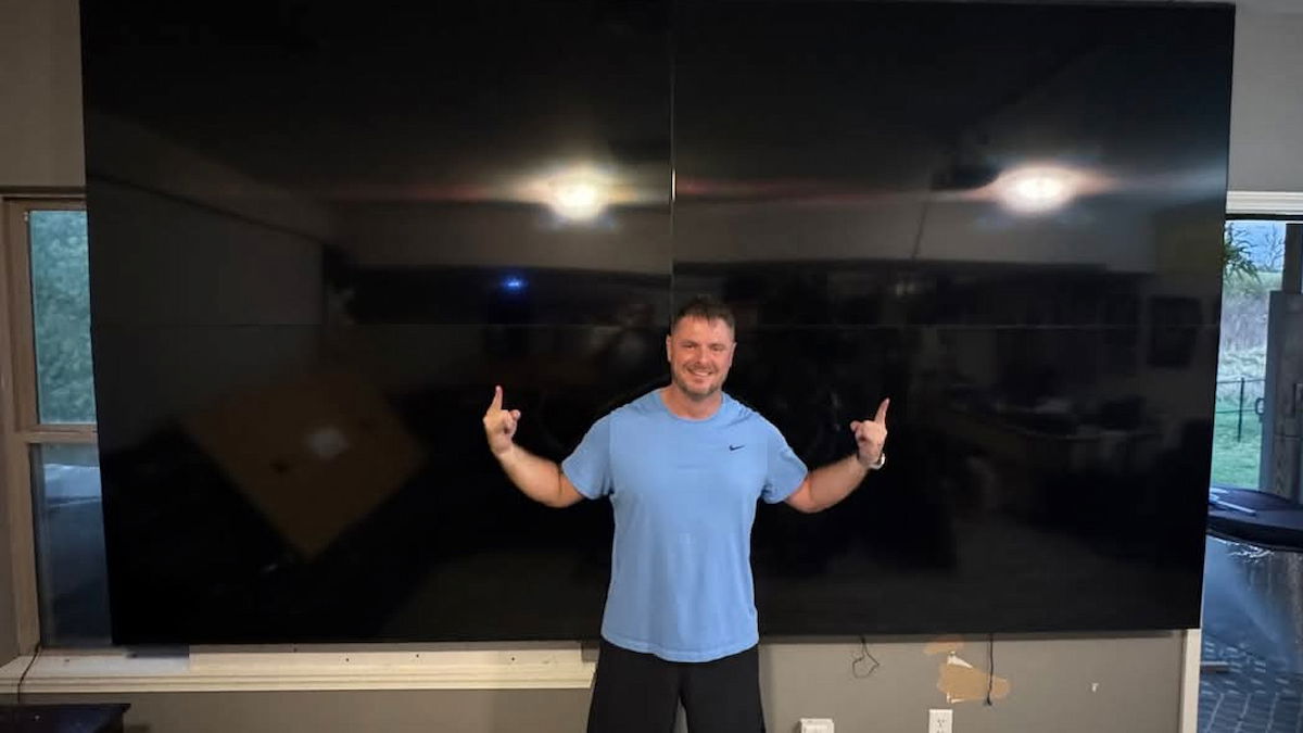Este hombre ha juntado 4 televisores de 65 pulgadas para crear una pantalla gigante: ¿vale la pena?