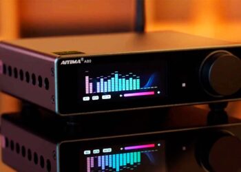 AIYIMA A80 en una mesa