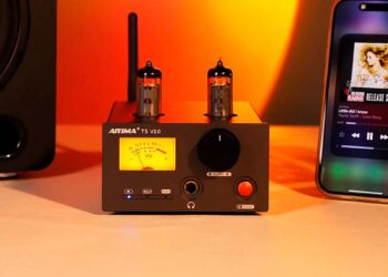 AIYIMA T5 V2.0 en una mesa al lado de un móvil