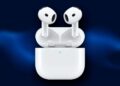 Apple AirPods 4 con fondo azul