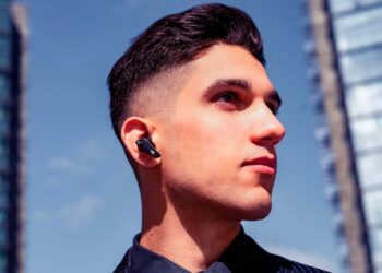 Chico utilziando los Edifier Neobuds Pro