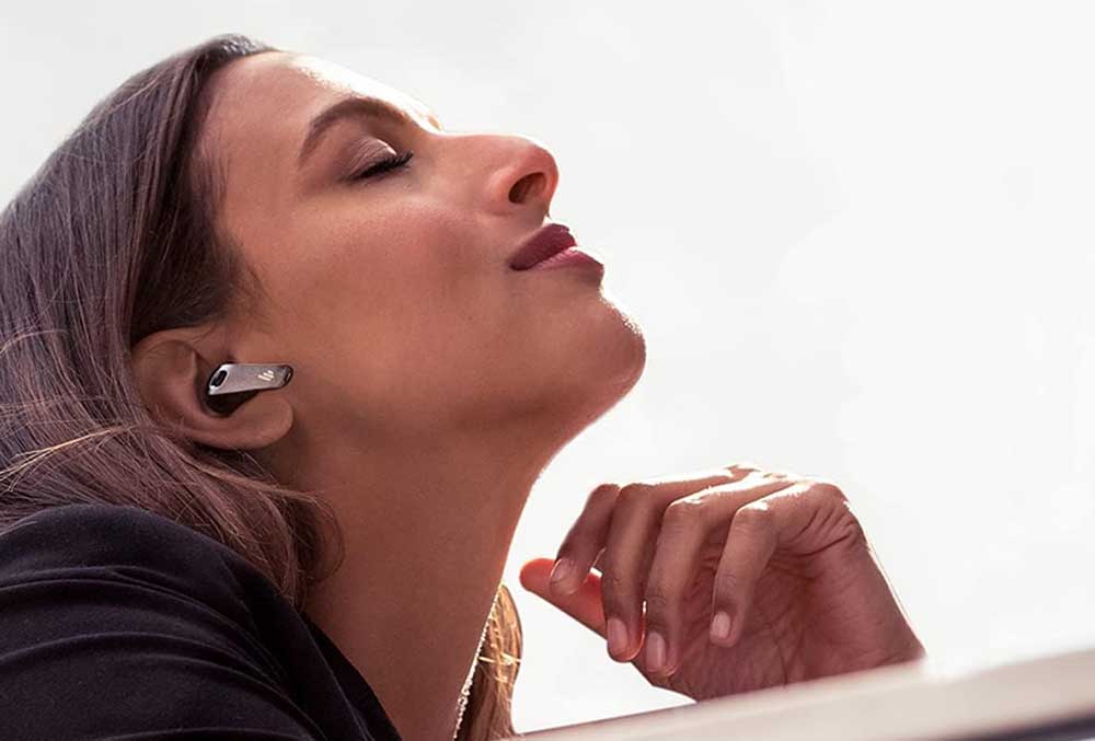 Chica utilizando los Edifier Neobuds Pro