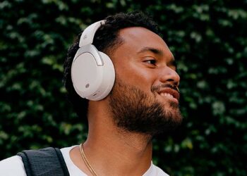 Chico utilizando los Edifier W830NB