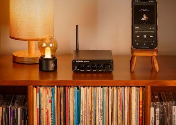 Amplificador Fosi Audio BT30D Pro en una mesa