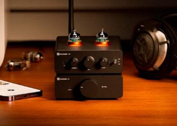 Amplificador Fosi Audio P3 en una mesa