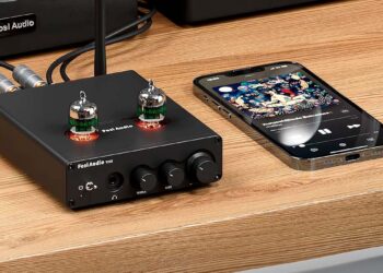 Fosi Audio T20X MKII con un móvil encima de una mesa