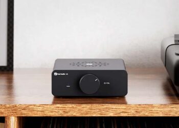 Fosi Audio V3 en una mesa