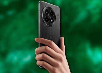 Teléfono OnePlus 13 en la mano