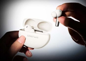 Auriculares OnePlus Buds Pro 3 de color blanco