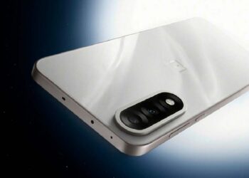 Teléfono OnePlus Nord 5 de color blanco