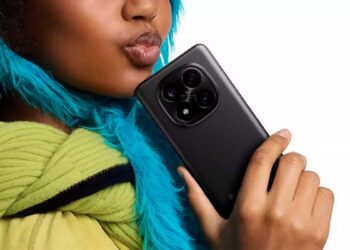 Chica con el Redmi Note 14 Pro Plus 5G