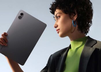 Chica con el tablet Redmi Pad 2 Pro