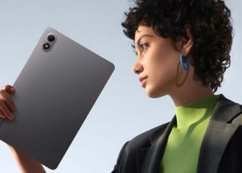 Chica con el tablet Redmi Pad 2