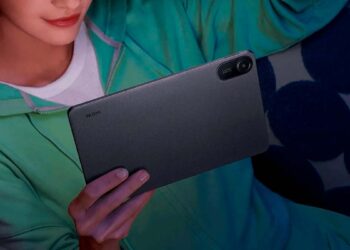 Chica con el tablet Redmi Pad 2