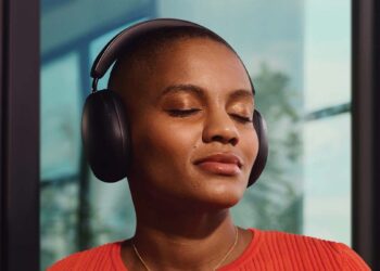 Chica utilizando los Sonos Ace