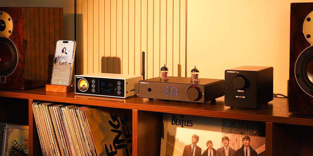 AIYIMA T20 an una mesa