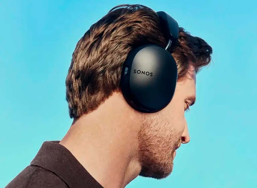 Chico utilizando los Sonos Ace