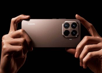 Xiaomi 15T agarrad con manos para ahcer una foto