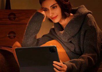 Chica con el tablet Xiaomi Pad 7