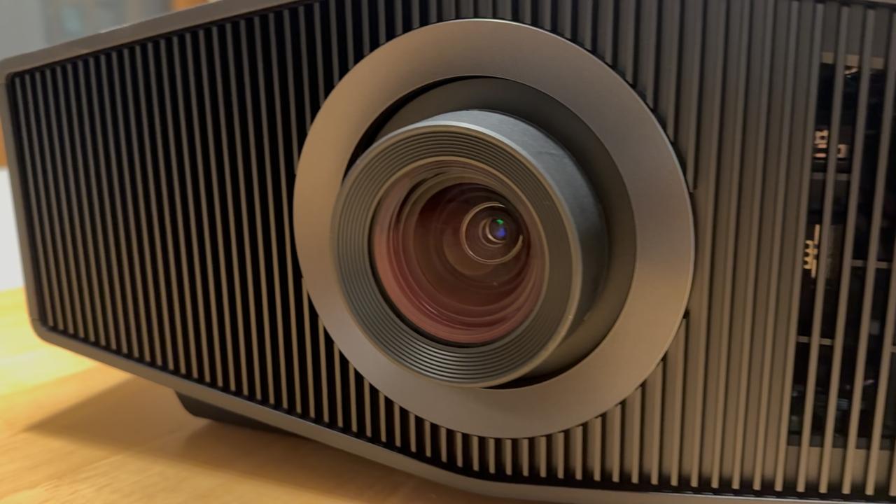 Sony Bravia 8, review: el proyector de gama alta y chip XR para montarse un auténtico cine en casa