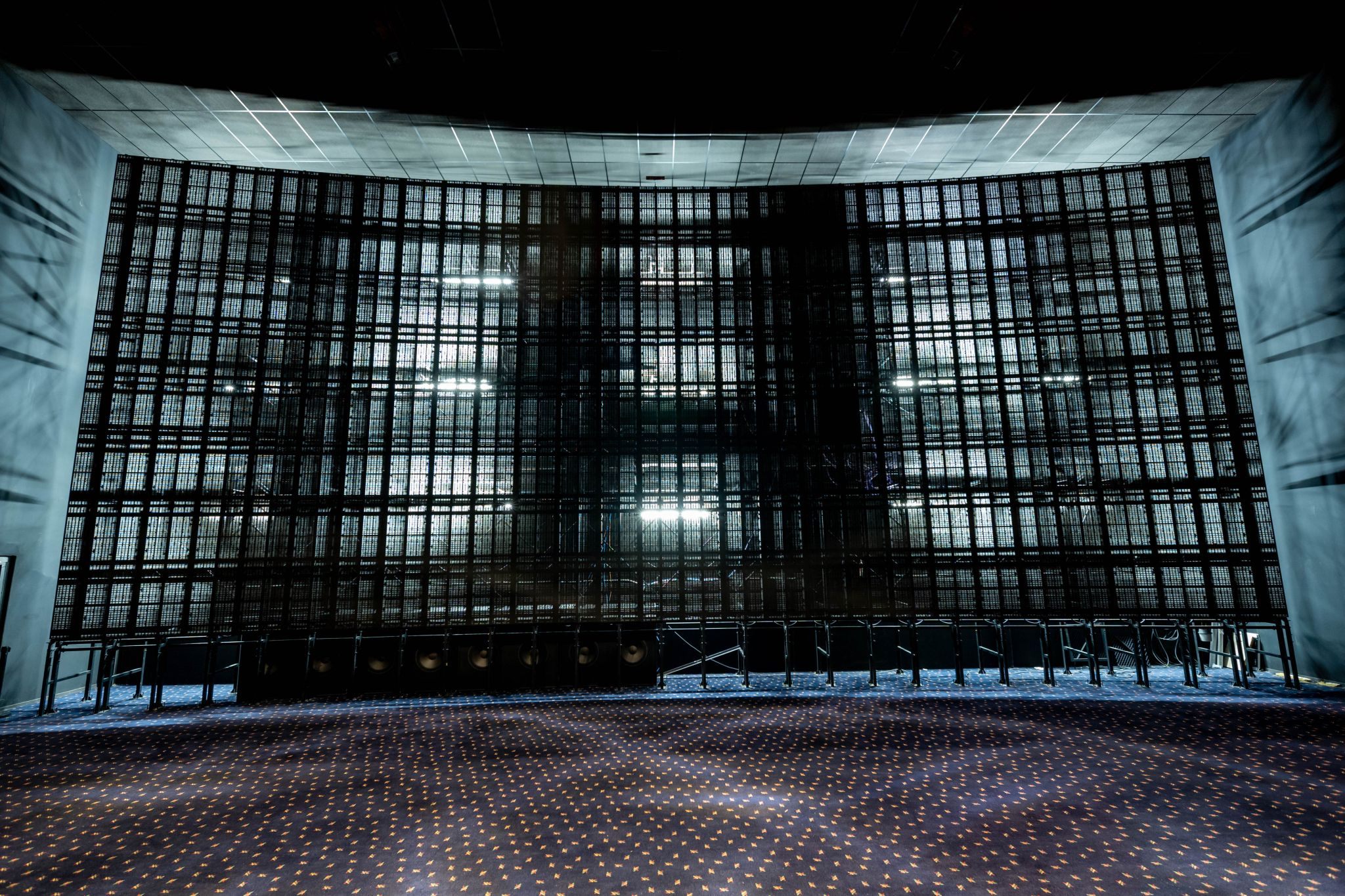 España inaugura el primer cine europeo con pantalla LED gigante y acústicamente transparente