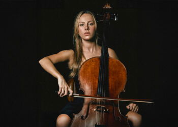 Una noche, una llamada y una decisión imposible: el drama de Ester Expósito que ahora llega al streaming