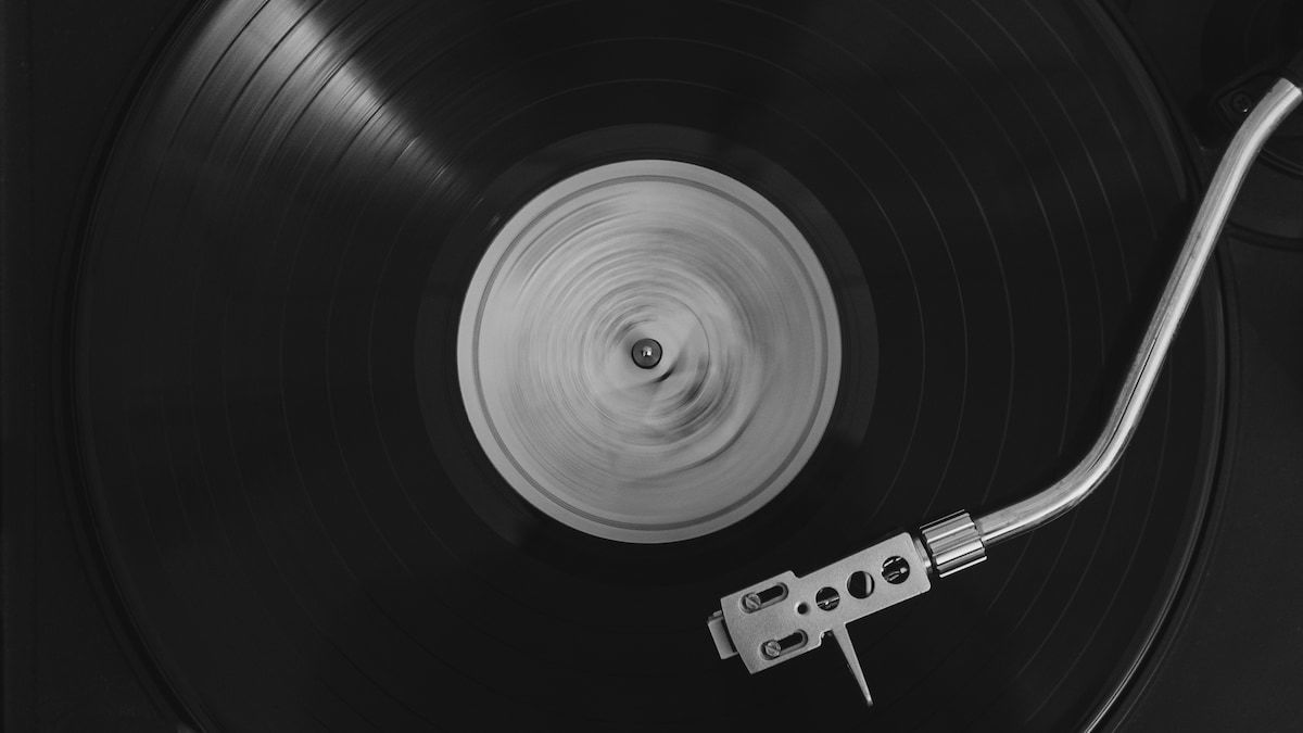 El arte de guardar vinilos sin que se deformen: cómo evitar que se doblen, rallen o se echen a perder
