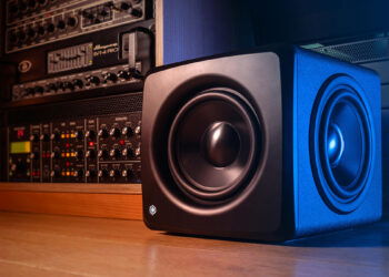 IK iLoud Sub: un subwoofer súper compacto capaz de bajar a 25 Hz y con 200 W de potencia