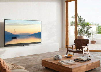 Los televisores Panasonic de 2024 y 2025 ya soportan Auracast: ahora puedes conectar varios auriculares a la vez