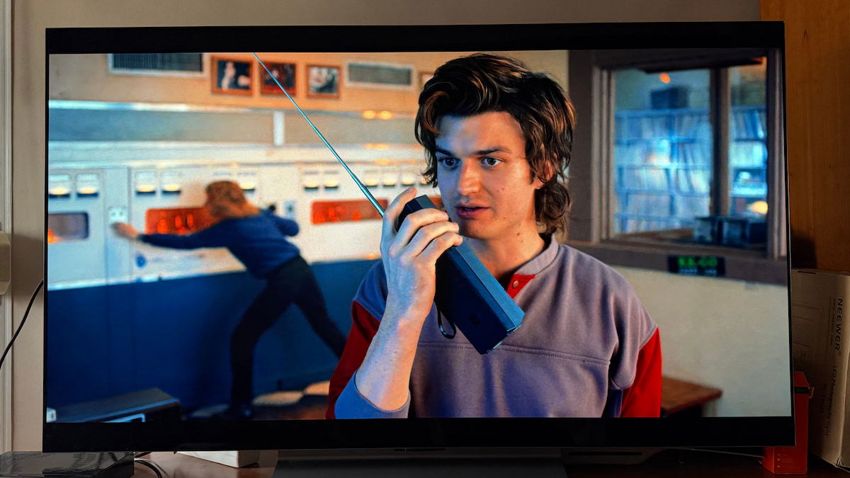 Por qué tu televisor se ve “demasiado oscuro” cuando pones una película HDR y cómo solucionarlo