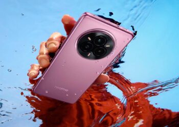 Móvil realme 14 Pro 5G bajo el agua