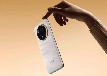 Teléofno realme 14 Pro+ con fondo y una mano tocándolo