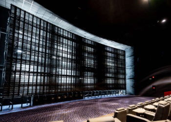 España inaugura el primer cine europeo con pantalla LED gigante y acústicamente transparente
