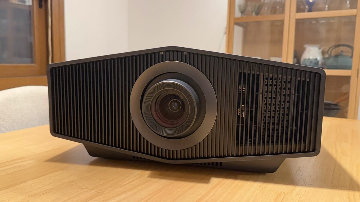 Sony Bravia 8, review: el proyector de gama alta y chip XR para montarse un auténtico cine en casa