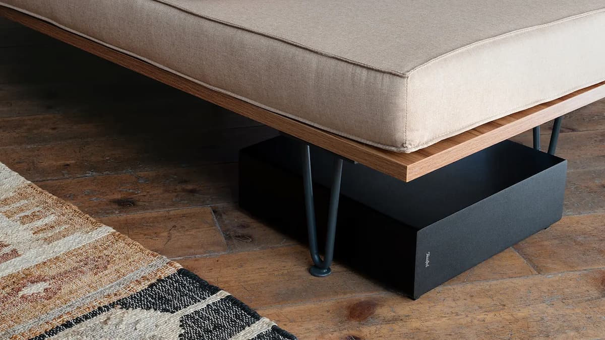 Poner el subwoofer bajo el sofá puede ser una maravilla… o una cagada