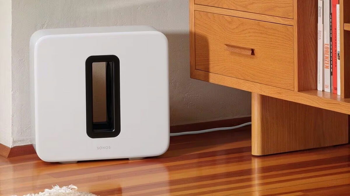 Poner el subwoofer bajo el sofá puede ser una maravilla… o una cagada