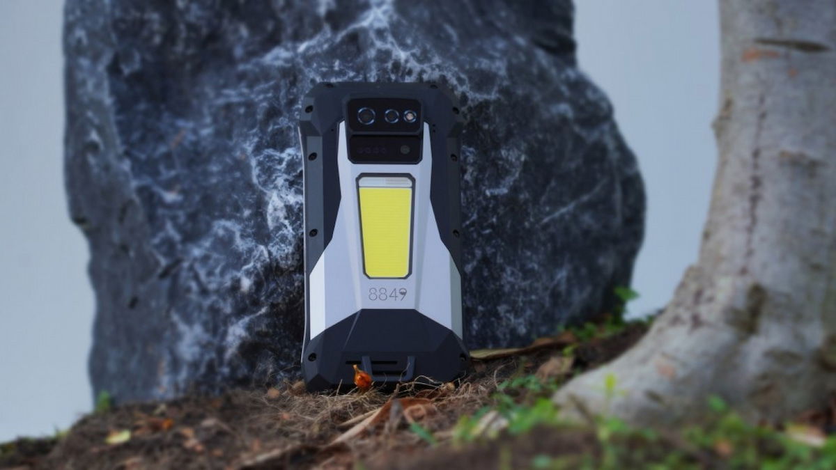 8849 Tank X: el móvil “ladrillo” con proyector y batería de 17.600 mAh que no tiene ningún sentido