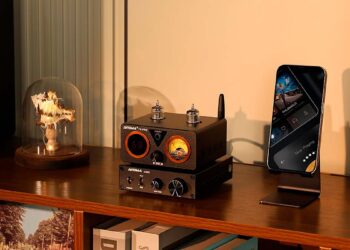 Uso del AIYIMA T9 PRO en una mesa