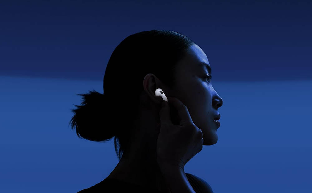 Chica con los AirPods 4