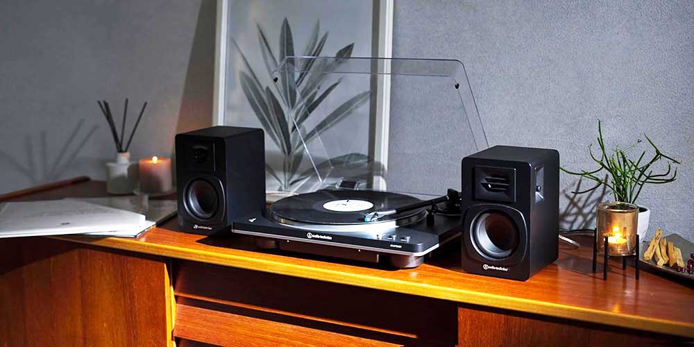 Audio-Technica AT-SP3X al lado de un tocadiscos